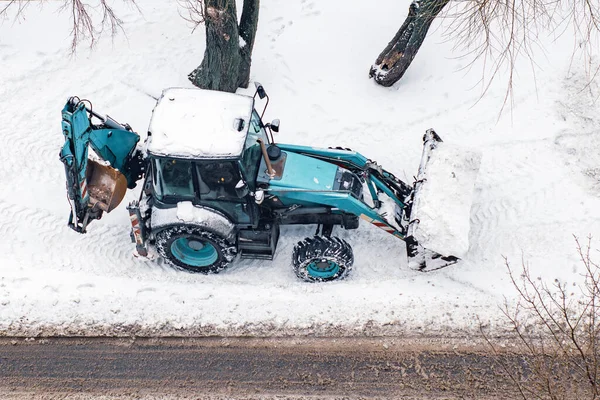 Trattore Rimuove Neve Dalla Strada Dopo Una Nevicata — Foto Stock
