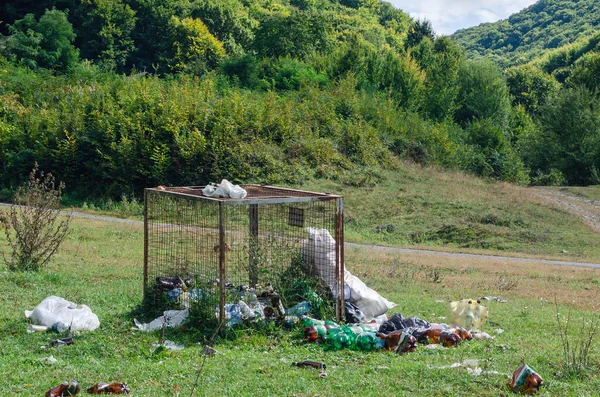 Śmieci Rozrzucone Wokół Śmietnika Naturze Zanieczyszczenie Środowiska — Zdjęcie stockowe