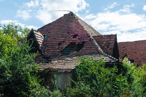 Dach Starego Opuszczonego Domu Połamanymi Upadłymi Płytkami — Zdjęcie stockowe