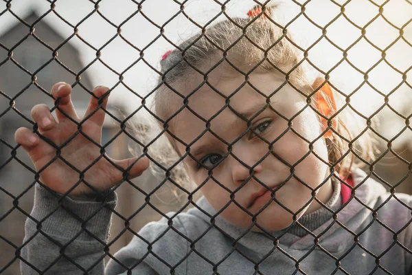 Kislány Szomorú Pillantással Fémkerítés Mögött Társadalmi Problémák Árvaházban Nevelkedő Gyerekek — Stock Fotó