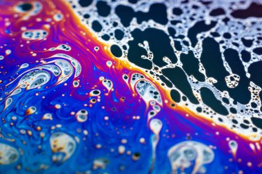 Bir sabun köpüğünün yüzeyindeki ışık tarafından oluşturulan güzel psikedelik soyutlama.