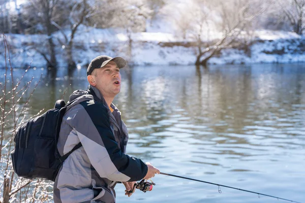 Ein Fischer Mit Angel Und Rucksack Fängt Fische Ufer Eines — Stockfoto