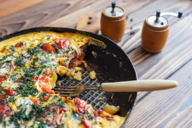 Ev yapımı yemek, tavada patates kızartması, domates ve yumurta..