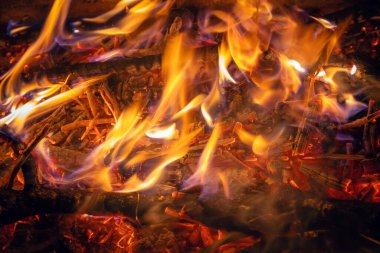 Karanlıkta yanan bir ateşin parlak alevi.