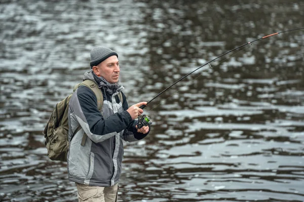 Ember Horgászik Folyón Horgászbottal Háttérben Víz Felhős Időben — Stock Fotó