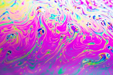 Bir sabun köpüğünün yüzeyindeki ışık tarafından oluşturulan güzel psikedelik soyutlama.