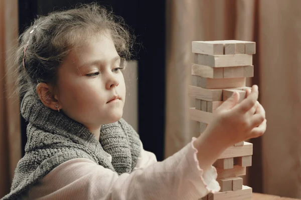 Masa Oyunu Oynayan Şirin Küçük Kız Tahta Bloklardan Kule Inşa — Stok fotoğraf