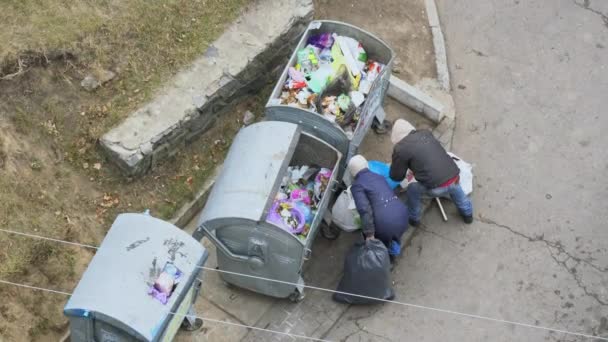 Belaya Tserkov Ucrania Noviembre 2021 Los Mendigos Buscan Comida Cubo — Vídeo de stock