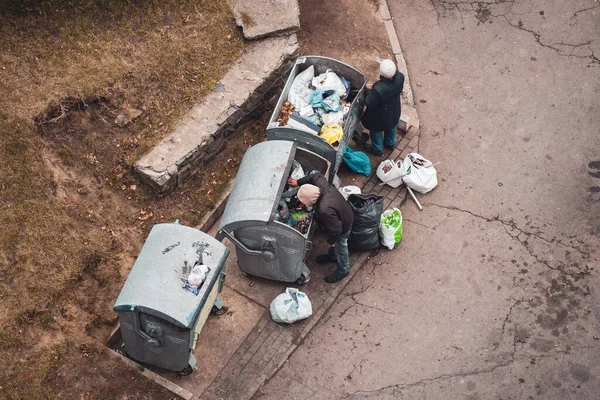 쓰레기통에서 음식을 남녀들 — 스톡 사진