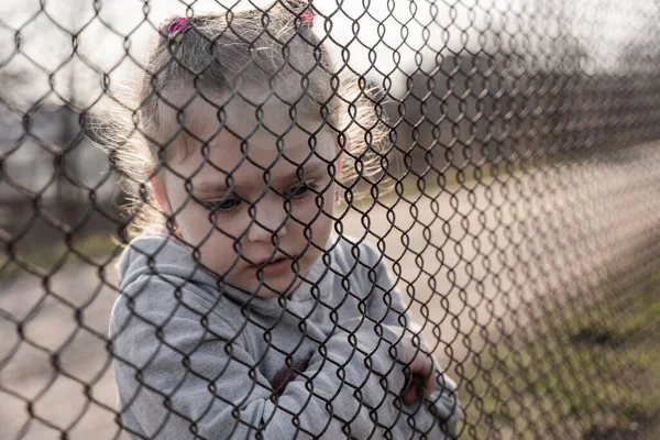 Une Petite Fille Regard Triste Derrière Une Clôture Métal Problème — Photo