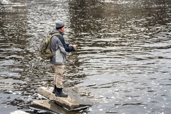 Mann Angelt Auf Dem Fluss Fischer Mit Angelrute Auf Dem — Stockfoto