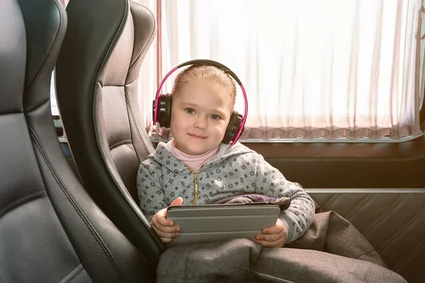 Menina Bonito Ouvir Música Fones Ouvido Jogar Tablet Digital Carro — Fotografia de Stock