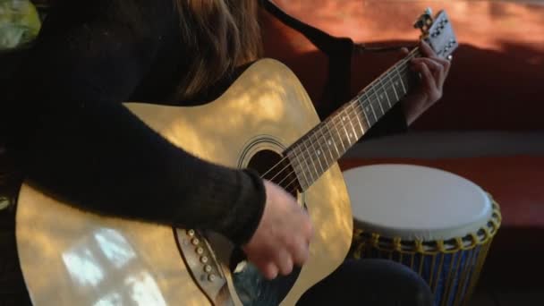 Руки Молодой Женщины Играющей Акустической Гитаре — стоковое видео