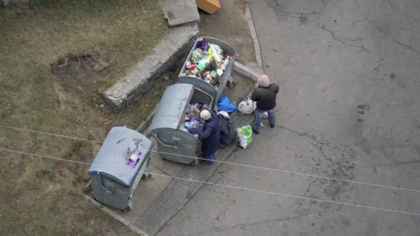 Belaya Tserkov Ucrania Noviembre 2021 Los Mendigos Buscan Comida Cubo — Vídeo de stock