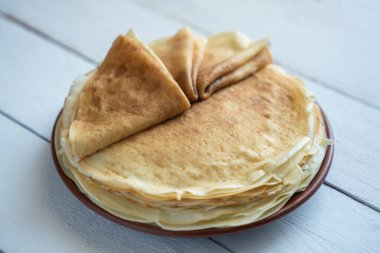 Krep, beyaz ahşap bir masanın üzerinde ince krepler..