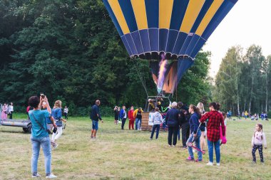 Belaya Tserkov, Ukrayna, 24 Ağustos 2020 Bir sepet dolusu turist uçuştan önce sıcak havayla doludur..