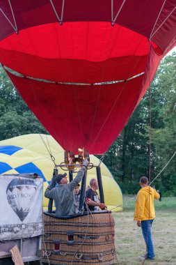 Belaya Tserkov, Ukrayna, 24 Ağustos 2020 Pilot uçmadan önce balonu sıcak havayla doldurur..