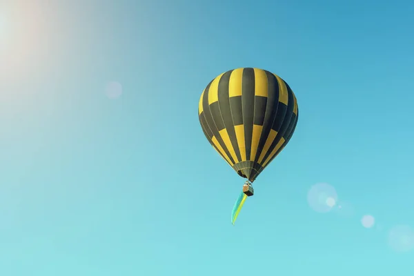 Balão Quente Multicolorido Com Bandeira Ucrânia Fundo Azul Céu — Fotografia de Stock