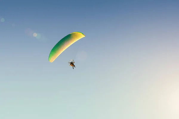 Motordrivna Paraglider Flyger Den Blå Himlen Extrema Sporter — Stockfoto