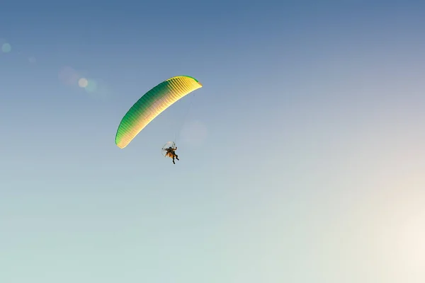 Parapendio Motorizzato Vola Nel Cielo Blu Sport Estremi — Foto Stock