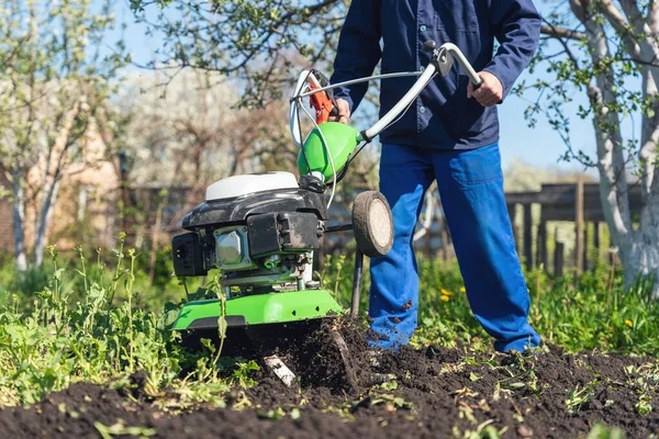 Boer Man Ploegt Het Land Met Een Cultivator Voorbereiding Van — Stockfoto