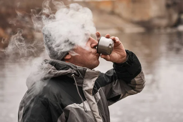 Homem Bebe Café Quente Fuma Natureza Seu Rosto Está Coberto — Fotografia de Stock