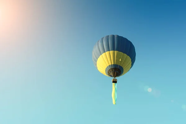 Balão Quente Multicolorido Com Bandeira Ucrânia Fundo Azul Céu — Fotografia de Stock