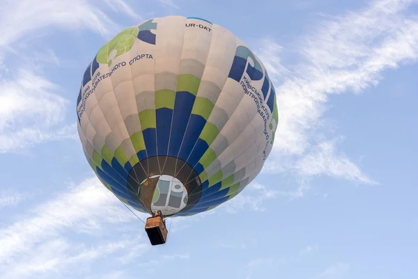 ウクライナのベラヤ ツェルコフ2020年8月24日青い空を飛ぶカラフルな熱気球 — ストック写真