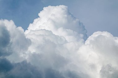Mavi gökyüzünün arka planında güzel bulutlar.