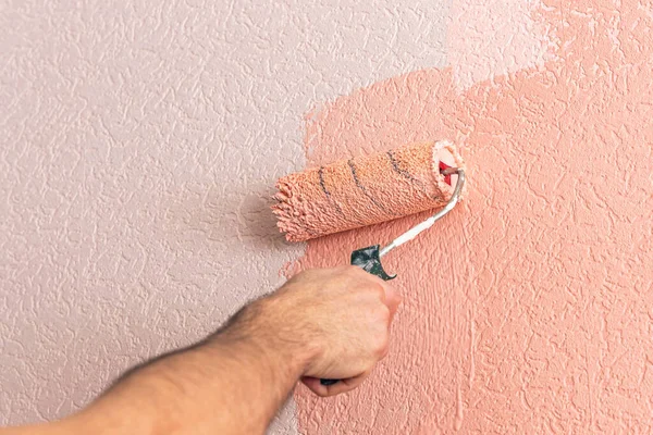 Hand Van Mens Schildert Muur Met Een Verfroller Roze — Stockfoto