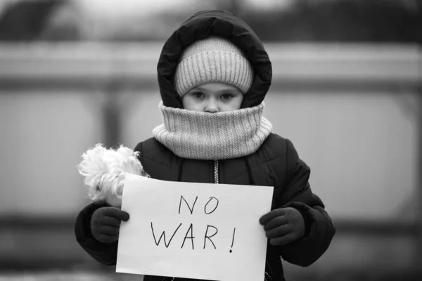 Petite Réfugiée Avec Regard Triste Une Affiche Qui Dit Non — Photo