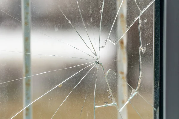 Glas Gebroken Door Hooligans Een Metalen Kunststof Venster Close — Stockfoto