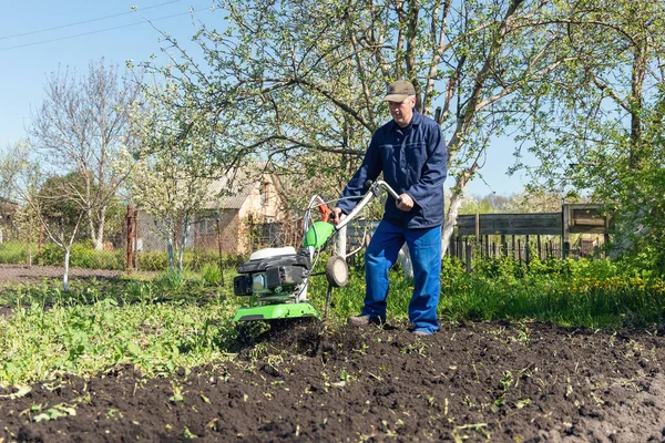 Фермер Пашет Землю Помощью Культиватора Готовящего Почву Посева — стоковое фото