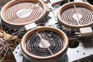 Yanmış ısıtma elementleri, kablolar ve kablolarla parçalanmış elektrik ocağı.