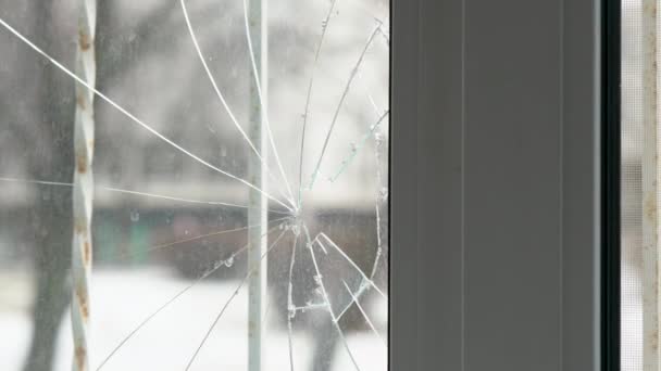 Verre Cassé Par Des Hooligans Dans Une Fenêtre Métal Plastique — Video