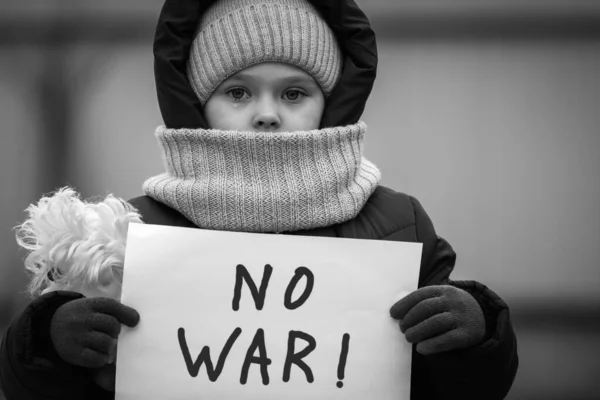 Маленькая Девочка Беженка Слезами Глазах Плакатом Котором Написано Войны Социальная — стоковое фото