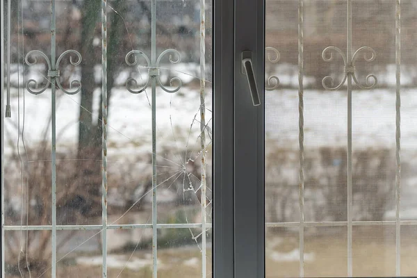 Vidrio Roto Por Vándalos Una Ventana Metal Plástico Primer Plano — Foto de Stock