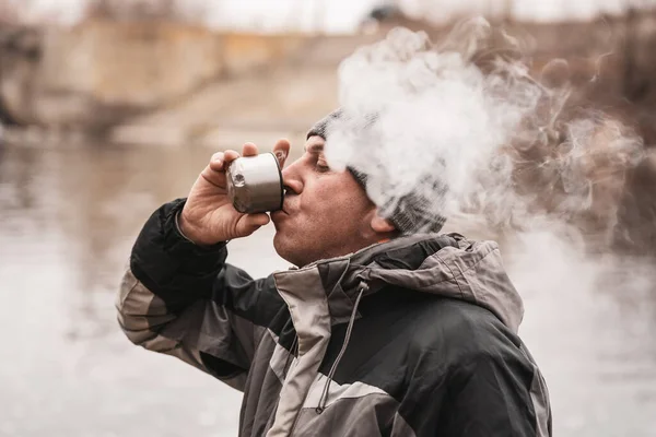 Homem Bebe Café Quente Fuma Natureza Seu Rosto Está Coberto — Fotografia de Stock