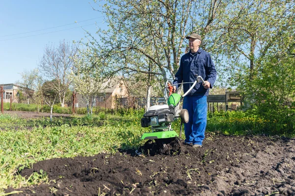 Agricoltore Aratura Terra Con Coltivatore Che Prepara Terreno Semina — Foto Stock