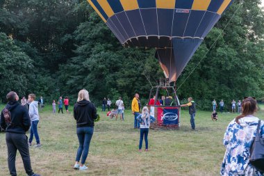 Belaya Tserkov, Ukrayna, 24 Ağustos 2020 Bir sepet dolusu turist uçuştan önce sıcak havayla doludur..
