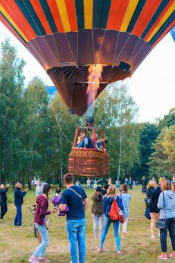 Belaya Tserkov, Ukrayna, 24 Ağustos 2020 Bir sepet dolusu turist uçuştan önce sıcak havayla doludur..