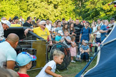 Belaya Tserkov, Ukrayna, 23 Ağustos 2020 Pilot balonu sıcak havayla doldurur..