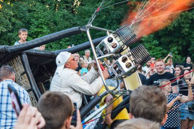 Belaya Tserkov, Ukrayna, 23 Ağustos 2020 Pilot balonu sıcak havayla doldurur..