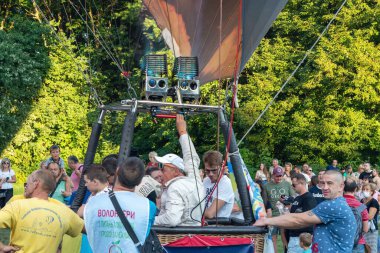 Belaya Tserkov, Ukrayna, 23 Ağustos 2020 sepetin içinde turistlerle dolu bir balon uçuştan önce sıcak havayla doludur..