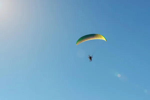 Motorlu Paraglider Mavi Gökyüzünde Uçuyor Ekstrem Sporlar — Stok fotoğraf