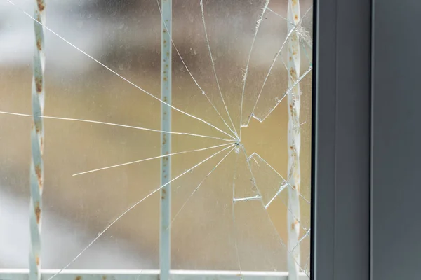 Glas Gebroken Door Hooligans Een Metalen Kunststof Venster Close — Stockfoto