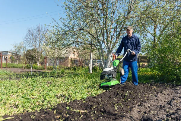 Çiftçi adam ekiciyle toprağı sürüyor toprağı ekime hazırlıyor..