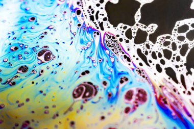 Bir sabun köpüğünün yüzeyindeki ışık tarafından oluşturulan güzel psikedelik soyutlama.