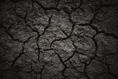 Siyah kurumuş toprak çatlamış toprak, arka plan dokusu.