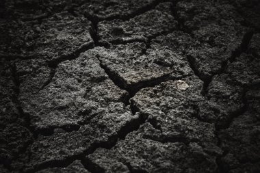 Siyah kurumuş toprak çatlamış toprak, arka plan dokusu.